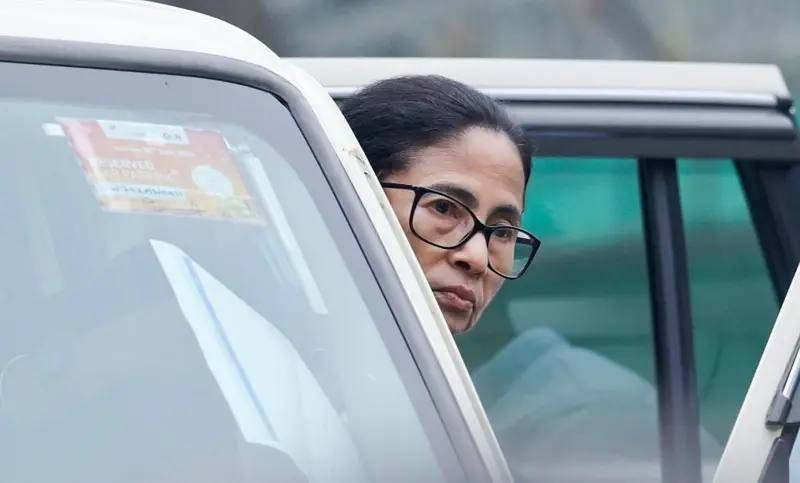 सर्वोच्च अदालतमा मुख्यमन्त्री बनर्जीले भनिन्- म एक बँधुवा मजदुर हुँ, सर !