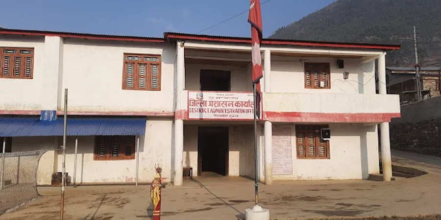 तलब कटौती गर्न खोजेको भन्दै निर्वाचन प्रहरीले घेरे हुम्ला प्रशासन