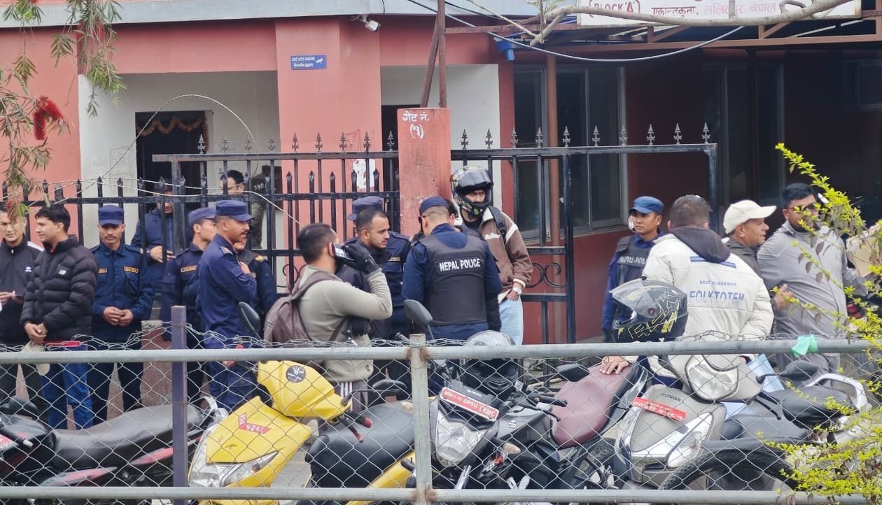 सुर्खेतको मालपोत र यातायात कार्यालयमा प्रहरीको छापा, १६ बिचौलिया प्रक्राउ