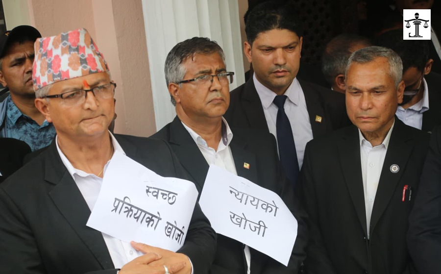 वकीलहरूले लालटिन बालेर न्याय खोज्दा… (फोटोफिचर)