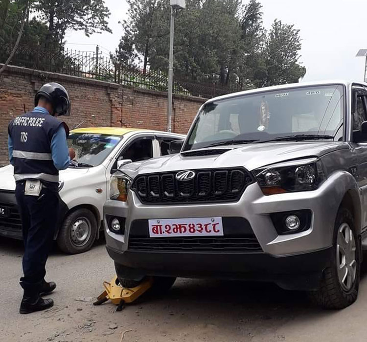 सेतो नम्बर प्लेटको ‘स्पेशल प्रिभिलेज’ : सरकारी बिदामा पनि गाडी कुदाउन मिल्छ कि मिल्दैन ?