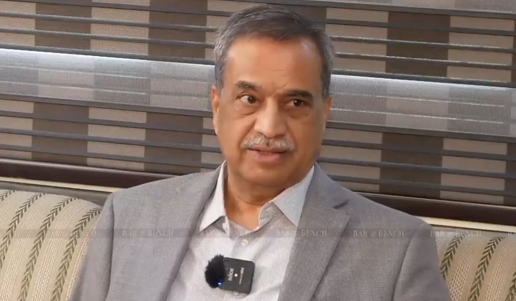जुत्ता फुकालेर मुद्दा हेर्ने भारतीय न्यायाधीश एम.आर.शाह भन्छन्- अदालत न्यायको मन्दिर हो