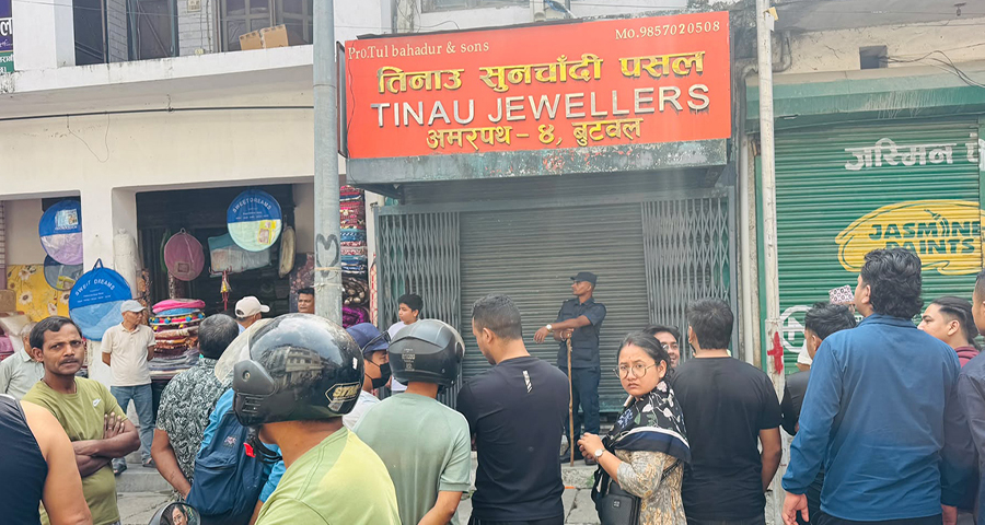 बिमा दाबी गर्न आफ्नै पसलबाट सुनचाँदी चोरेपछि…