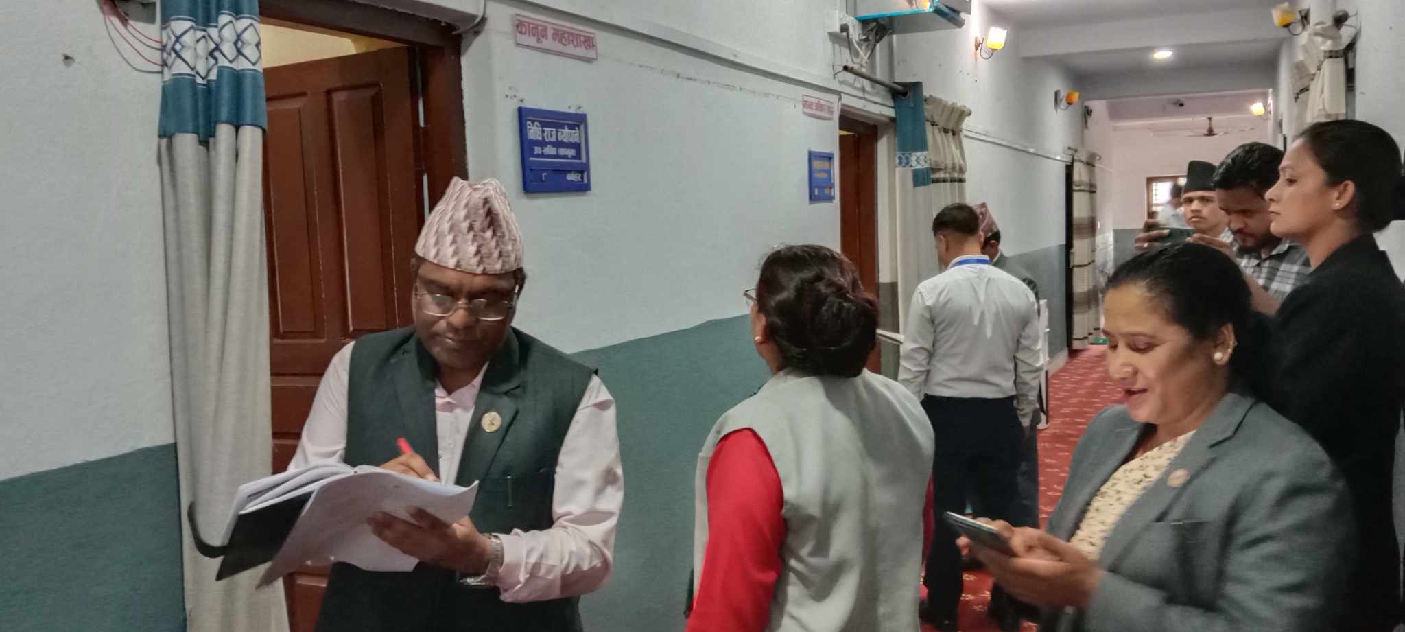 सतर्कता केन्द्रको छड्के : करिब सात हजार सरकारी कर्मचारी समयमै पुग्दैनन् कार्यालय