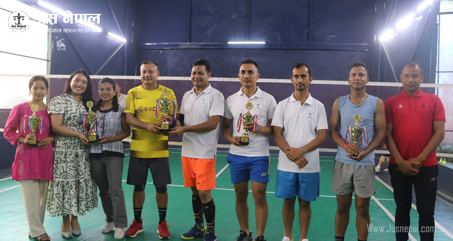 कानून दिवसका अवसरमा आयोजित ब्याडमिन्टन प्रतियोगिताका विजेतालाई पुरस्कार वितरण