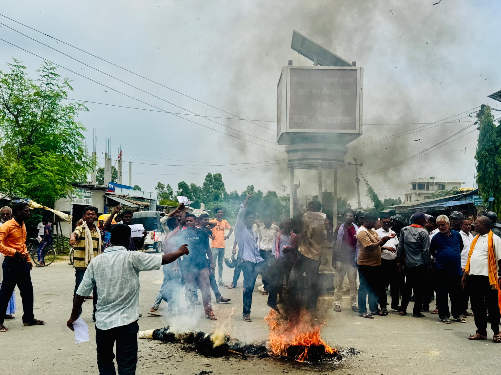 मौलापुरमा प्रमुख प्रशासकीय अधिकृत नपठाएको भन्दै प्रधानमन्त्री बालेनको पुतला दहन