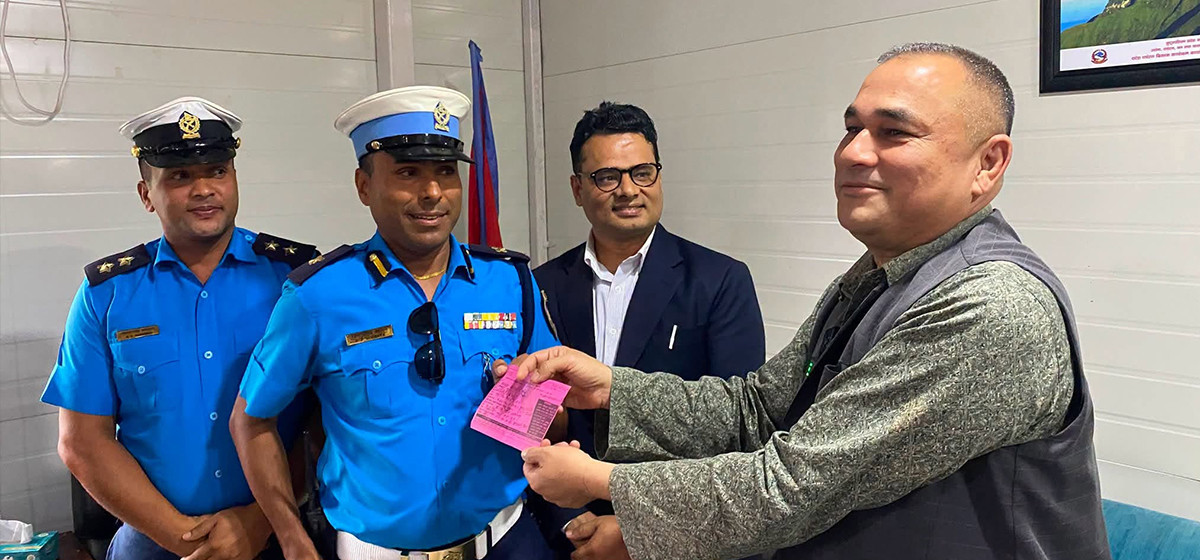 बिना हेलमेट बाइक चलाएको भिडियो भाइरल भएपछि सुदूरपश्चिमका मुख्यमन्त्रीलाई ५ सय जरिवाना
