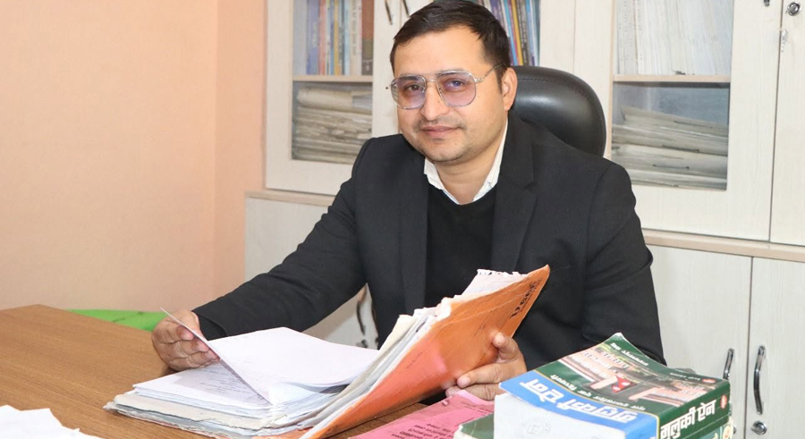 अदालतमाथि निरन्तर औँलो ठड्याउँदै एक वकील सांसद